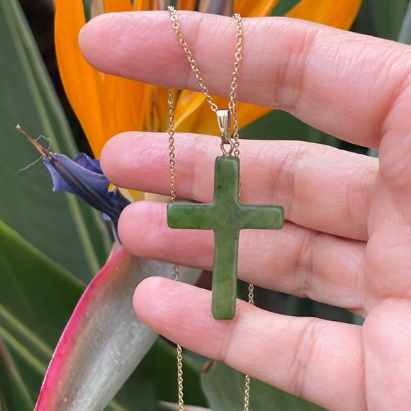 High quality hand carved nephrite jade cross gold tone pendant & chain - Picture 1 of 12
